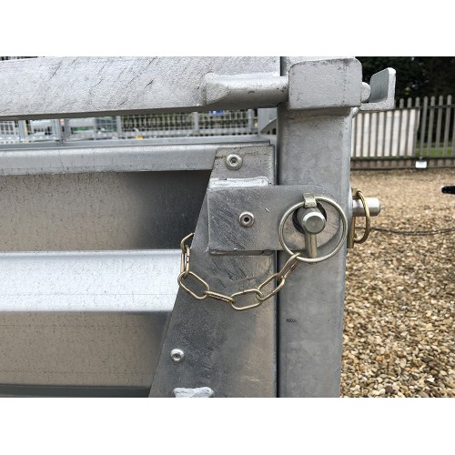 Lynch pin and wire 8mm 200mm wire tag Zinc plated steel with yellow passivated finish.